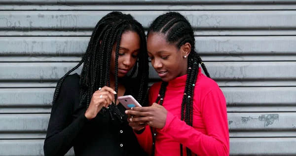 Afrikaanse Tiener Meisjes Met Behulp Van Mobiele Telefoon Samen Zwarte — Stockfoto