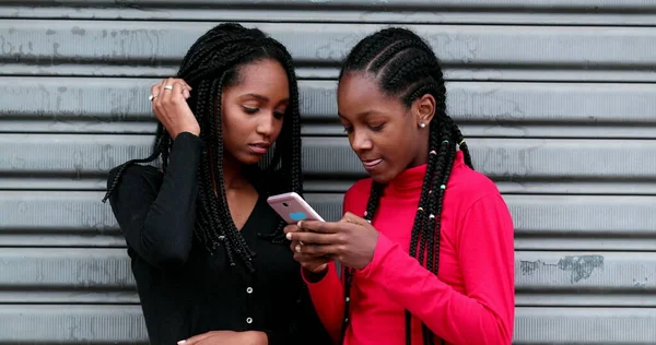 African Teen Girls Using Cellphone Together Black Teen Girlfriends Smiling — Φωτογραφία Αρχείου