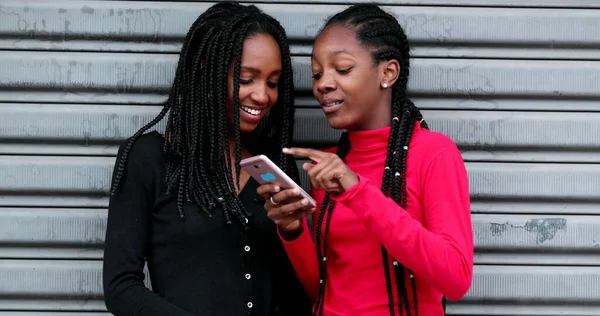 Africano Adolescente Meninas Usando Celular Juntos Preto Adolescente Namoradas Sorrindo — Fotografia de Stock