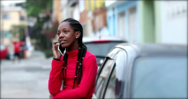 Adolescente Africana Hablando Por Teléfono Negro Adolescente Mujer Hablando Teléfono — Foto de Stock