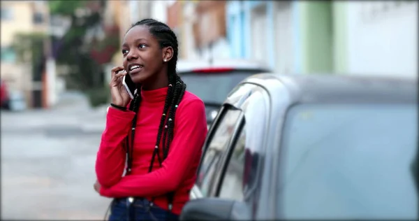 African Teen Girl Speaking Phone Black Teenager Woman Talking Cellphone —  Fotos de Stock