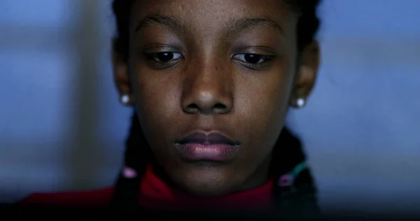 Afrykańska Nastolatka Dziewczyna Przegląda Online Przed Ekranem Laptopa Zbliżenie Portret — Zdjęcie stockowe