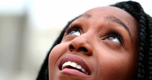 Afryki Nastolatek Czarny Dziewczyna Zbliżenie Oczy Patrząc Górę Nieba Nadzieja — Zdjęcie stockowe