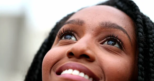 Africano Adolescente Preto Menina Close Olhos Olhando Para Céu Com — Fotografia de Stock