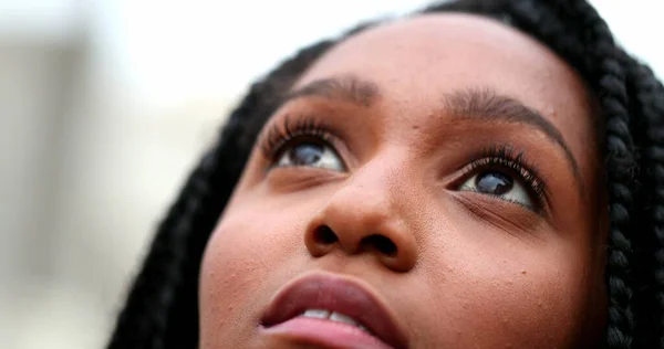 Afryki Nastolatek Czarny Dziewczyna Zbliżenie Oczy Patrząc Górę Nieba Nadzieja — Zdjęcie stockowe