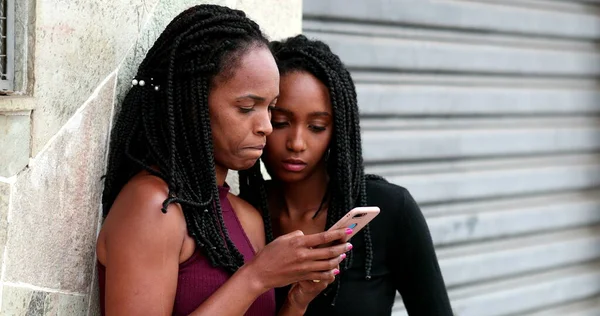 Afrikaanse Moeder Dochter Zoek Naar Mobiele Telefoon Scherm — Stockfoto