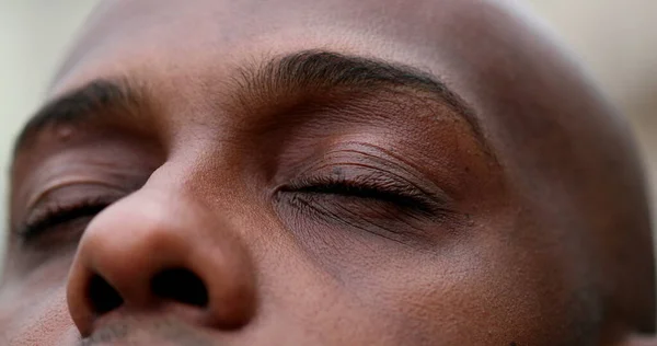 Africano Homem Abrindo Olhos Close Preto Etnia Pessoa Olho Aberto — Fotografia de Stock