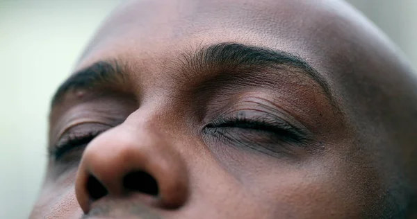 Afrikalı Adam Meditasyona Tefekküre Kapanıyor Siyah Irk Gözleriyle Yakından Bakıyor — Stok fotoğraf