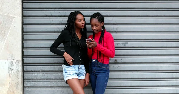 African Girlfriends Looking Cellphone Two Black Female Friends Browsing Social — ストック写真