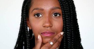 Afrikalı bir kızın sürpriz tepkisi, siyah genç bir kadının yakın çekim yüzü şoka giriyor.