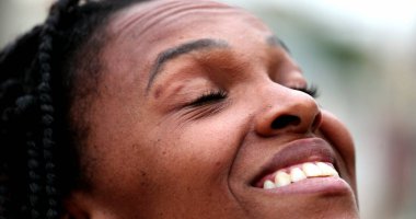 Afrikalı etnik kökenli kadın gülümsüyor.