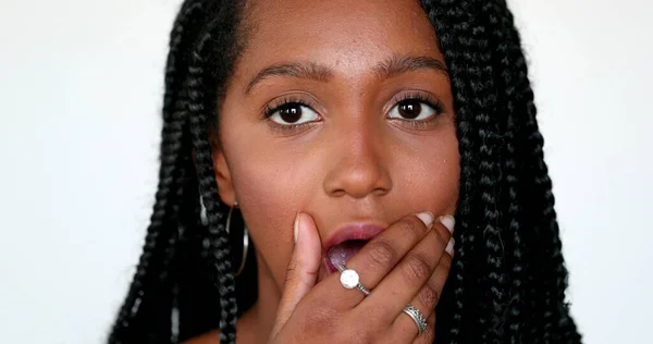 Überraschungsreaktion Eines Afrikanischen Mädchens Junge Schwarze Frau Nahaufnahme Reagiert Schockiert — Stockfoto