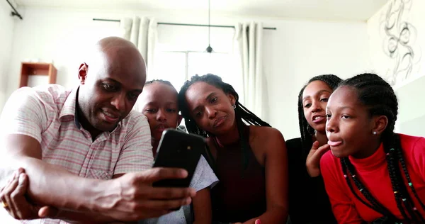 Afrikaanse Zwarte Familie Controleren Smartphone Apparaat Samen — Stockfoto