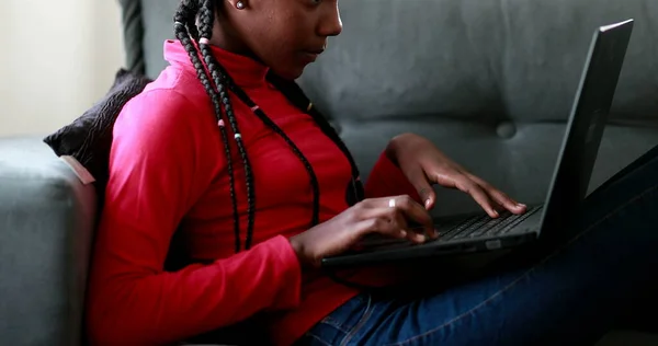 Afrikaans Adolescent Meisje Doen Huiswerk Voorkant Van Laptop Scherm — Stockfoto