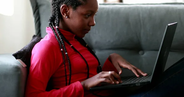 Menina Adolescente Africano Fazendo Lição Casa Frente Tela Laptop — Fotografia de Stock