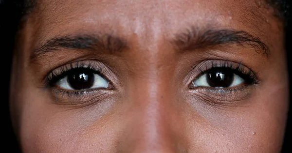 Chateado Africano Jovem Mulher Macro Close Olhos Expressivo Irritado Menina — Fotografia de Stock