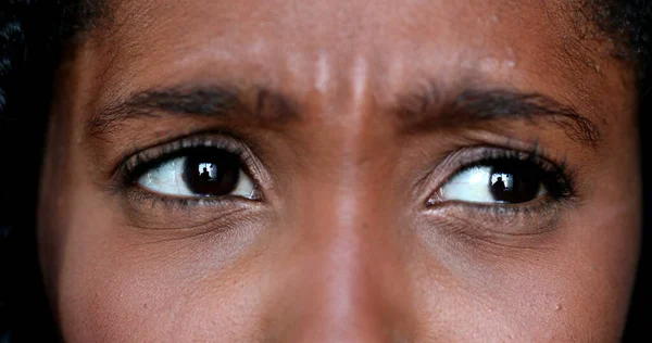 Αναστατωμένη Αφρικανική Νεαρή Γυναίκα Μακροσκελή Κοντινά Μάτια Εκφραστική Θυμωμένος Μαύρο — Φωτογραφία Αρχείου