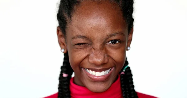 Nachdenkliches Afrikanisches Teenager Mädchen Das Auf Die Lippen Drückt — Stockfoto