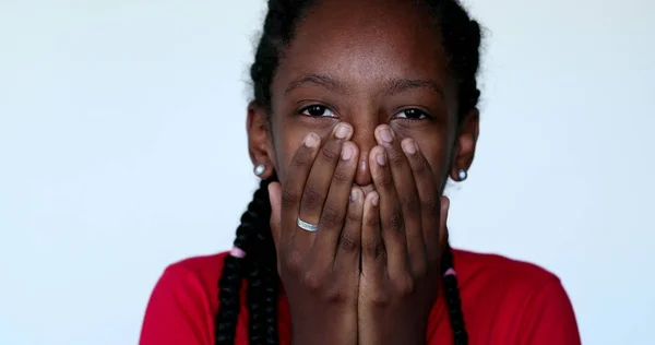 Smutny Niespokojny Czarny Nastolatek Afrykański Dziewczyna Portret Twarz Emocjonalna Reakcja — Zdjęcie stockowe