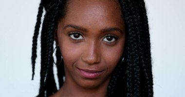 Afrika portresi melez güzel kız kameraya gülümsüyor