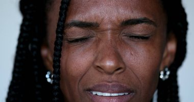 Paranoyak Afrikalı kadın korkmuş ve korkmuş hissediyor. Portre siyahi kadın aşırı tepki veriyor.