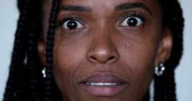 Paranoyak Afrikalı kadın korkmuş ve korkmuş hissediyor. Portre siyahi kadın aşırı tepki veriyor.