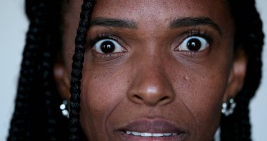 Paranoyak Afrikalı kadın korkmuş ve korkmuş hissediyor. Portre siyahi kadın aşırı tepki veriyor.