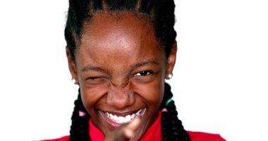 Kameraya gülümseyen mutlu siyah genç kız