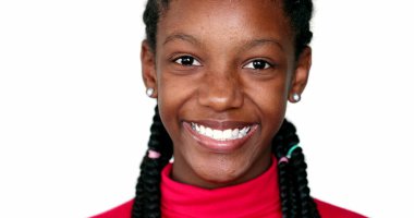 Mutlu Afrikalı gençler kameraya başparmak atıyor gülümsüyor, olumlu jest yapıyor