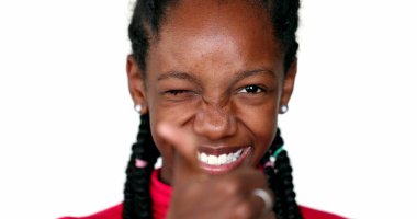 Mutlu Afrikalı gençler kameraya başparmak atıyor gülümsüyor, olumlu jest yapıyor