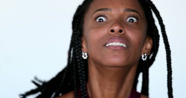 Korkmuş siyah Afrikalı kadın, haberlere karşı duygusal tepkiyi abarttı. Endişeli, gergin, yakın çekim yüzü