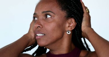 Korkmuş siyah Afrikalı kadın, haberlere karşı duygusal tepkiyi abarttı. Endişeli, gergin, yakın çekim yüzü