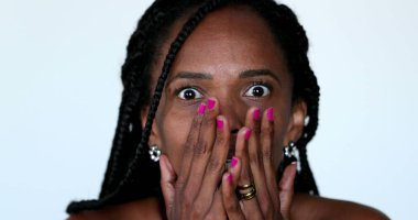 Umutsuz Afrikalı kadın HORROR 'da haber çığlıkları atıyor, yakın plan bağırıyor ve çaresizlik içinde.