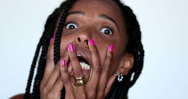 Umutsuz Afrikalı kadın HORROR 'da haber çığlıkları atıyor, yakın plan bağırıyor ve çaresizlik içinde.