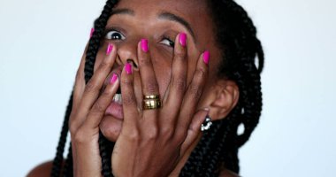 Umutsuz Afrikalı kadın HORROR 'da haber çığlıkları atıyor, yakın plan bağırıyor ve çaresizlik içinde.