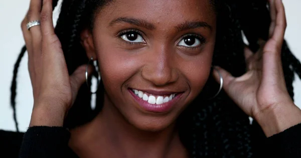 Muito Preto Adolescente Menina Rindo Sorrindo Retrato Rosto — Fotografia de Stock
