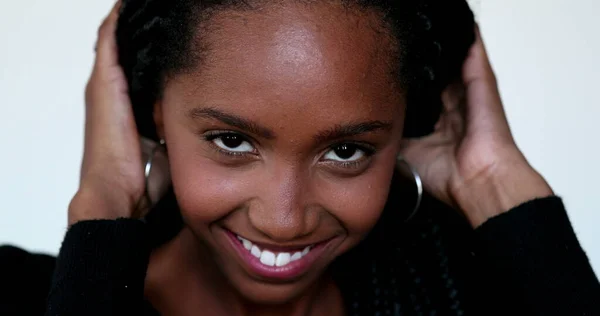 Hübsches Schwarzes Teenie Mädchen Lacht Und Lächelt Porträtgesicht — Stockfoto