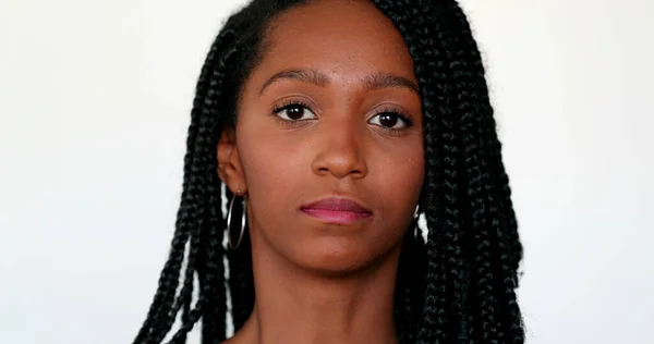 Dość Czarny Afrykański Nastolatek Dziewczyna Portret Uśmiechając Się Aparat Biały — Zdjęcie stockowe