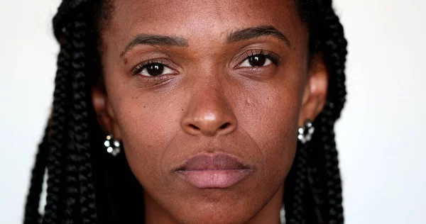 Portret Afrykański Czarny Kobieta Poważnym Wyrazem Twarzy Patrząc Aparat — Zdjęcie stockowe