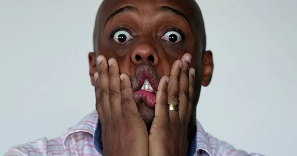 Невротический Чернокожий Африканский Мужчина Смотрит Камеру Отчаянии Кризисной Эмоциональной Реакции — стоковое фото