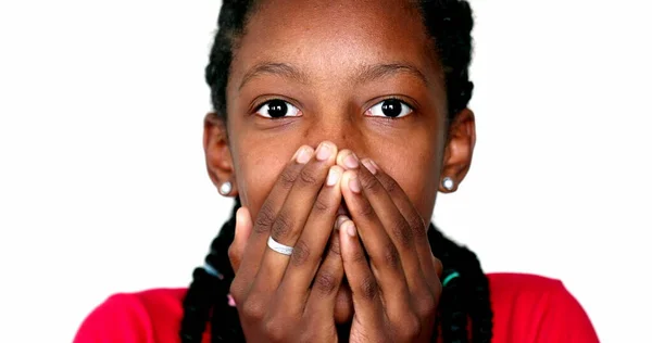 Szczęśliwy Czarny Nastolatek Dziewczyna Uśmiecha Się Aparat Mruganie — Zdjęcie stockowe