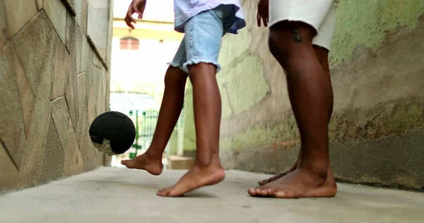 Pai Filho Jogar Futebol Juntos Ligação Dos Pais Africanos Com — Fotografia de Stock