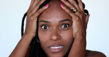 Umutsuz Afrikalı kadın HORROR 'da haber çığlıkları atıyor, yakın plan bağırıyor ve çaresizlik içinde.