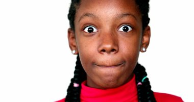 Çocuk kız ellerle ağzını kapatarak duygusal sürpriz tepki veriyor.