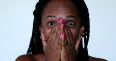 Endişeli siyah Afrikalı kadın korkunç haberlere korku ve şokla tepki veriyor. Çaresiz insan çığlık atıyor.