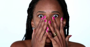 Endişeli siyah Afrikalı kadın korkunç haberlere korku ve şokla tepki veriyor. Çaresiz insan çığlık atıyor.