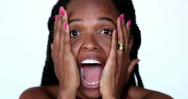 Endişeli siyah Afrikalı kadın korkunç haberlere korku ve şokla tepki veriyor. Çaresiz insan çığlık atıyor.