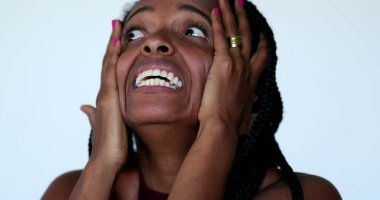 Umutsuz Afrikalı kadın HORROR 'da haber çığlıkları atıyor, yakın plan bağırıyor ve çaresizlik içinde.