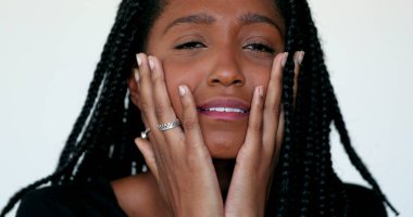 Endişeli Afrikalı genç kız duygusal tepki, ergenlik bunalımı atağı