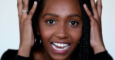 Kızgın siyah genç kız kameraya bağırıyor. Afrikalı kadın üzgün bağırıyor.